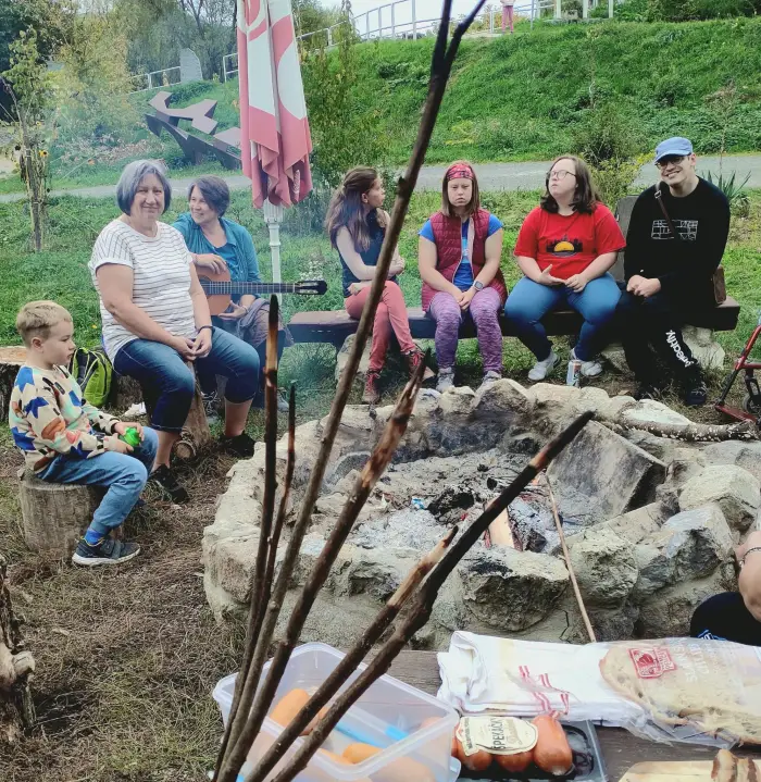 stretnutie ľudí pri ohni a pri gitare